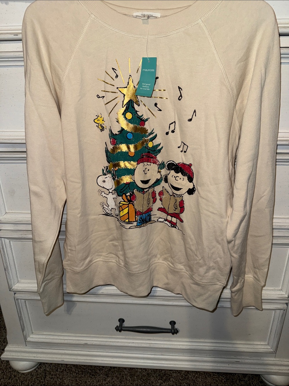 NWT Womens Maurices Cream Holiday Crewneck Sweatshirt with Peanuts Carolers